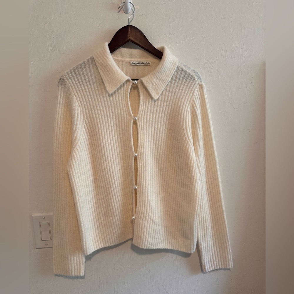 Abercrombie And Fitch Soft Ribbed Texture Collared Cardigan in Creamy White Sz L - Picture 2 of 5